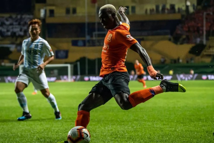 红牛二队鏖战红牛车队，皮亚斯特里状态火热