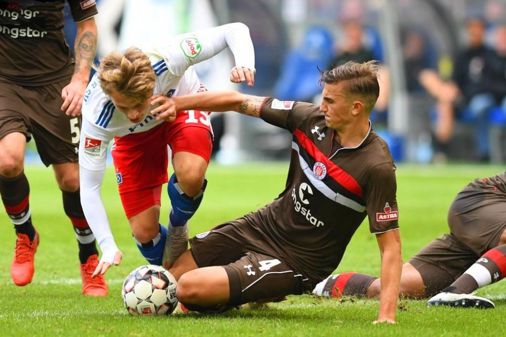 红牛二队鏖战红牛车队，皮亚斯特里状态火热