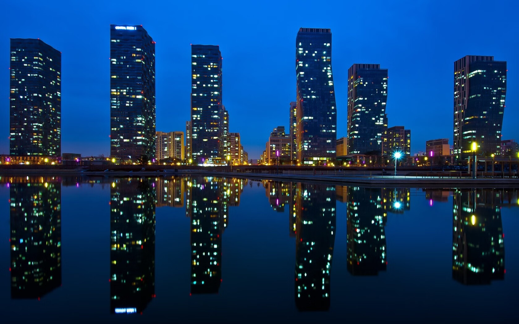 欧洲足球的洲际荣光时刻，当佛罗伦萨在沙特捧杯，萨拉赫在英超加冕