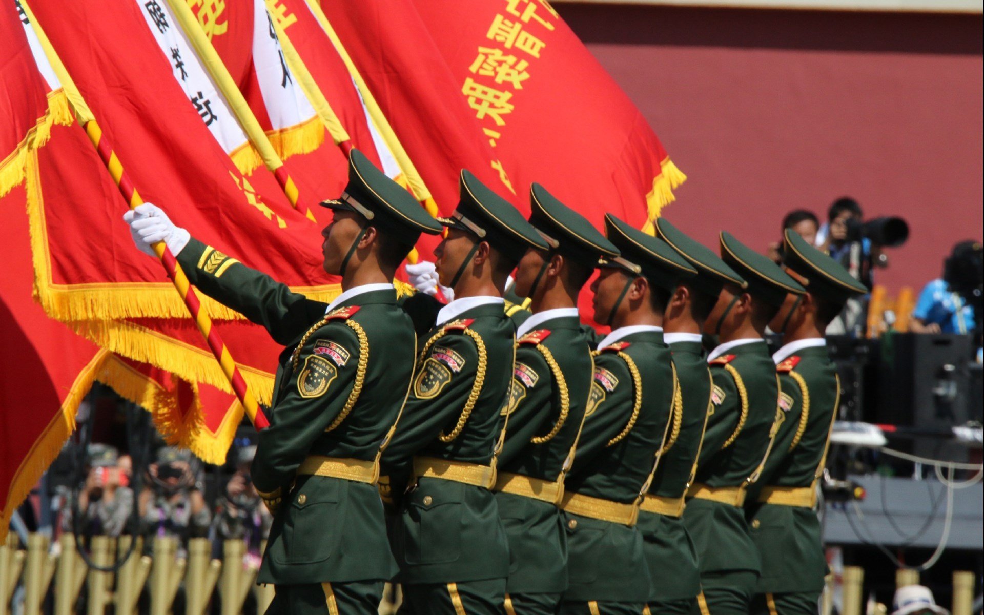 极限之路，F1新赛季揭幕惊险撞线与CBA疆辽大战绝杀传奇